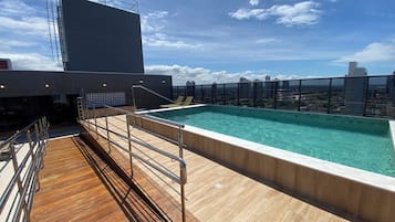 Piscina externa, espreguiçadeiras