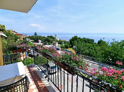 Scenic Retreat Rooms and Family Apartments - Double Room with Balcony