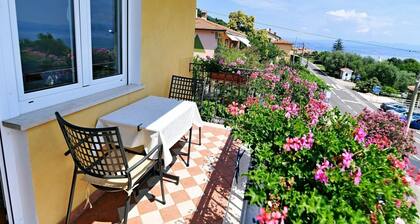 Scenic Retreat Rooms and Family Apartments - Double Room with Balcony