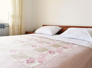1 bedroom, internet, bed sheets