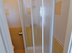 Douche, sèche-cheveux, serviettes fournies