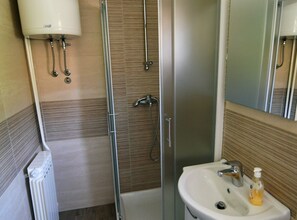 Douche, sèche-cheveux, serviettes fournies