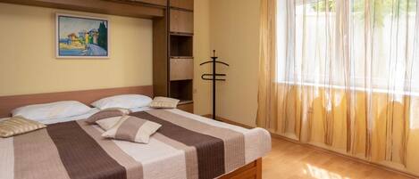 1 habitación, tabla de planchar con plancha y acceso a internet