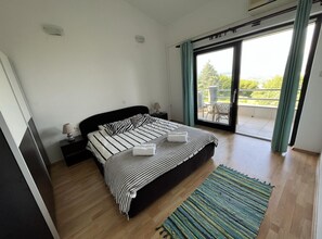 5 bedrooms, iron/ironing board, WiFi, bed sheets
