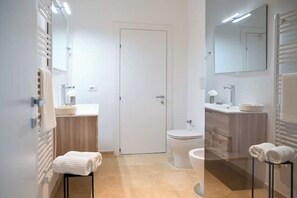 Shower, hair dryer, bidet, towels - Room Vittorio - Palazzo Sottil (Noto)