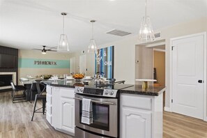 Køleskab, mikrobølgeovn, ovn, kogeplade