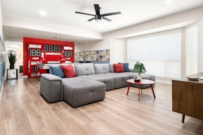 Interior - Heated Pool - Spa - Arcade Games - Pool Table - Ping-Pong - Bocce - Putt Putt (Phoenix)