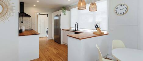 ثلاجة، فرن، موقد طهي مسطح، غسالة أطباق