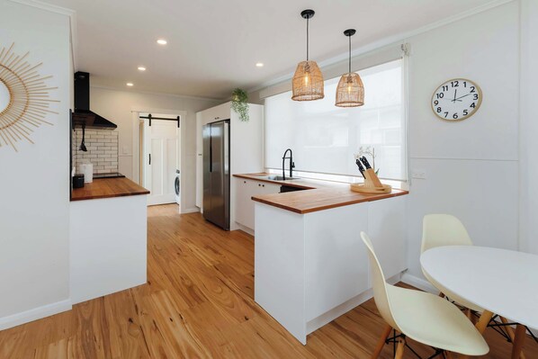 Fridge, oven, stovetop, dishwasher