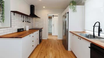 Fridge, oven, stovetop, dishwasher