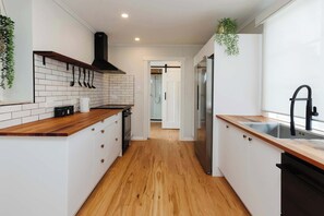 Fridge, oven, stovetop, dishwasher