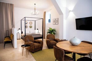 1 habitación, tabla de planchar con plancha, wifi gratis y ropa de cama