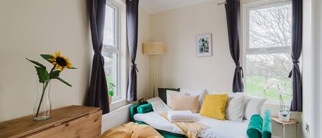 3 bedrooms, iron/ironing board, internet, bed sheets