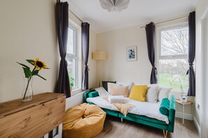 3 bedrooms, iron/ironing board, internet, bed sheets