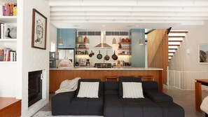 Smart-TV, peis, bøker og stereoanlegg