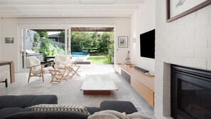 Smart-TV, peis, bøker og stereoanlegg