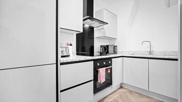 Kylskåp, mikrovågsugn, ugn och grytor/köksredskap