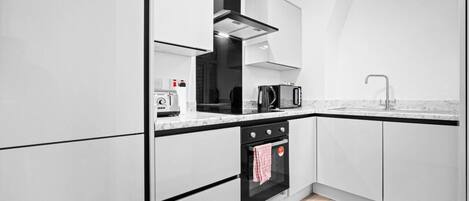 Køleskab, mikrobølgeovn, ovn, køkkentøj/tallerkener/redskaber