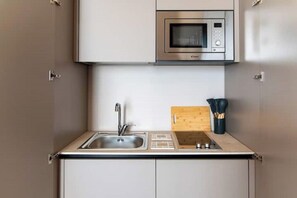 Geladeira, micro-ondas, cooktop, cafeteira/chaleira