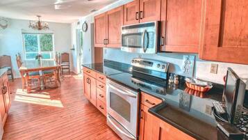 Kylskåp, mikrovågsugn, ugn och spishäll