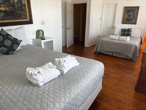 3 bedrooms, internet, bed sheets