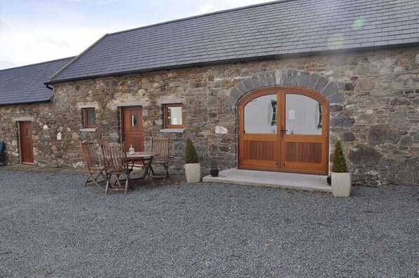 Outdoor dining - Stunning Renovated Country Barn (New Ross)