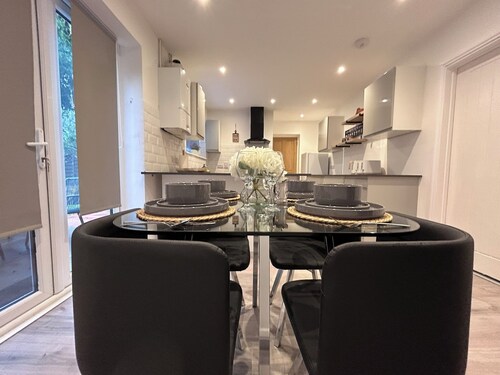 Comfy 3-bedroom house with WiFi and parking in Stevenage