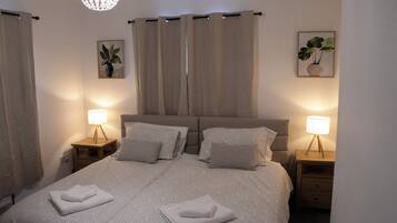 3 slaapkamers, een strijkplank/strijkijzer, gratis wifi, beddengoed