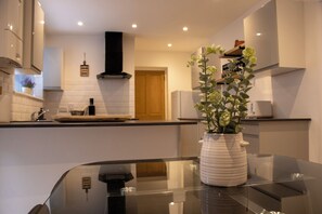 Fridge, microwave, oven, stovetop - Comfy 3-bedroom house with WiFi and parking in Stevenage (Stevenage)