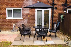 Outdoor dining - Comfy 3-bedroom house with WiFi and parking in Stevenage (Stevenage)
