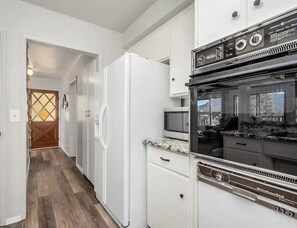 Kühlschrank, Geschirrspüler, Kochgeschirr/Geschirr/Besteck, Esstisch
