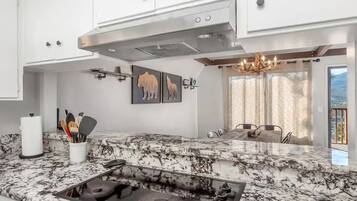 Refrigerador, lavavajillas, utensilios de cocina y comedor