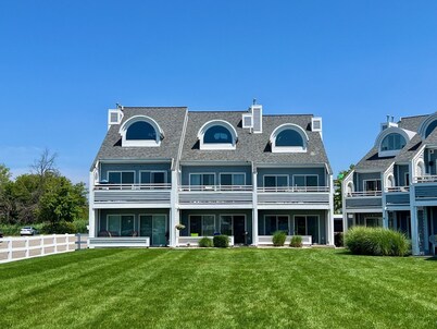 "Welcome Home" to this Wonderful 3 Bedroom Condo in Beautiful Spring Lake, MI 