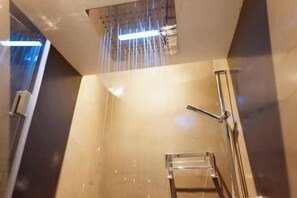 Chuveiro, secador de cabelo, bidê, toalhas de banho