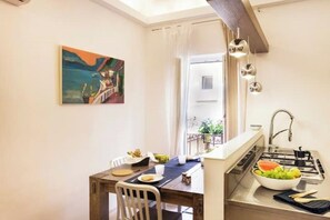 Réfrigérateur, four à micro-ondes, un four, surface de cuisson