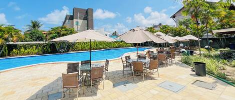 Alberca al aire libre y camastros