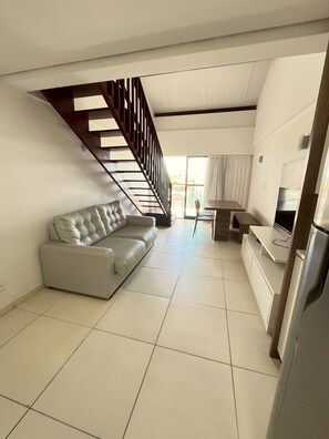 Superior Loft | Living area | 32-inch LED TV with digital channels - Laguna Beach em Porto by Easy Home (Ipojuca)