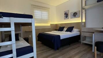 Zimmersafe, Schreibtisch, laptopgeeigneter Arbeitsplatz