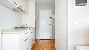 Frigorífico, microondas, placa de cocina y lavavajillas