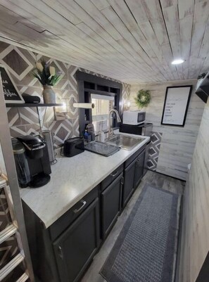 Fridge, microwave, stovetop, coffee/tea maker - DIRECT STREAM FRONT Mountain Tiny Home

 (Flag Pond)