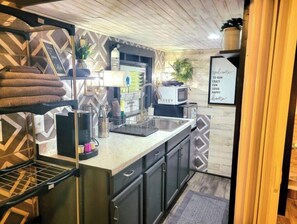 Micro-ondes, plaque de cuisson, grille-pain