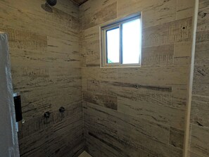 Comfort-Bungalow, Bergblick | Badezimmer | Kostenlose Toilettenartikel, Handtücher, Seife, Shampoo
