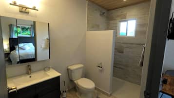 Comfort Bungalow, Mountain View | Bathroom | Free toiletries, towels, soap, shampoo