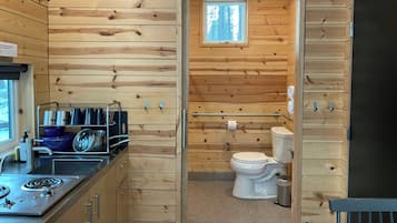 Cabin, 1 giường cỡ queen | Phòng tắm | Buồng tắm vòi sen, khăn tắm, xà phòng, dầu gội