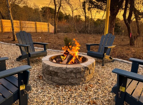 Cottage near Beach, A/C, Fenced Patio, Fire table