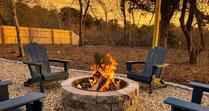 Cottage near Beach, A/C, Fenced Patio, Fire table