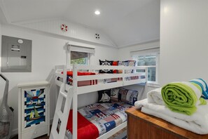 2 slaapkamers, een strijkplank/strijkijzer, reisbedje, gratis wifi