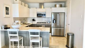 Een koelkast, een magnetron, een oven, een kookplaat