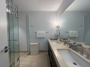 Shower, hair dryer, towels, soap - Luxury Ocean View 2BR in Puntarena (Río Hato)