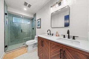 Secador de pelo, toallas, jabón y champú